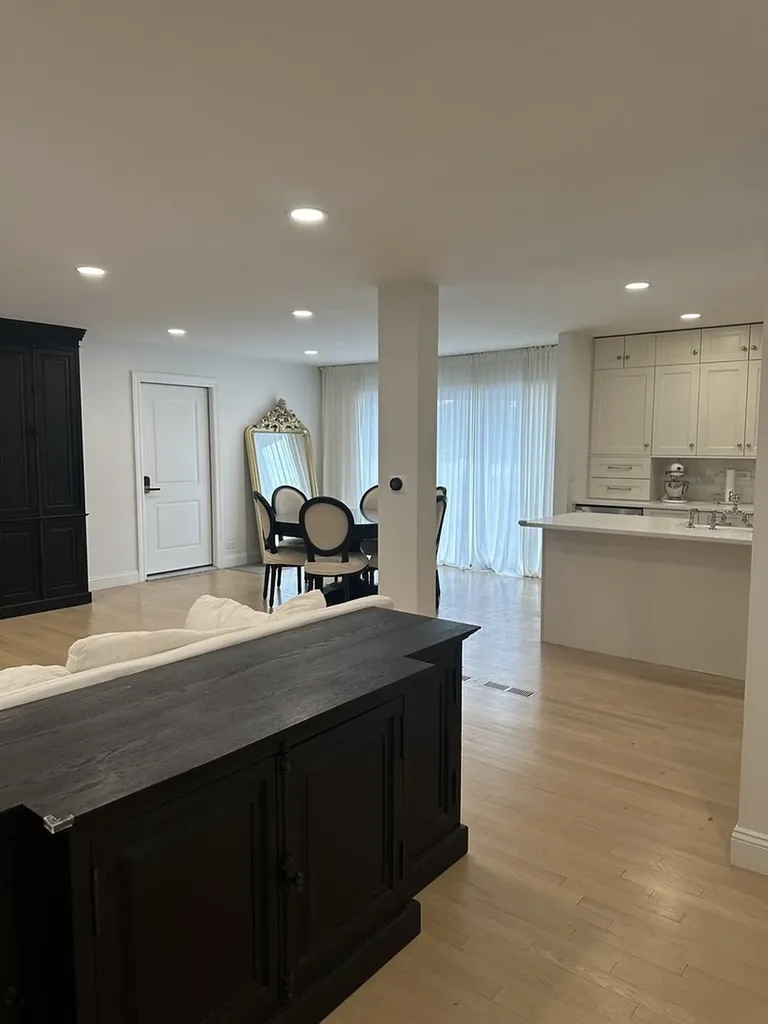 8425 West Sunnyside Avenue Chicago IL 60656