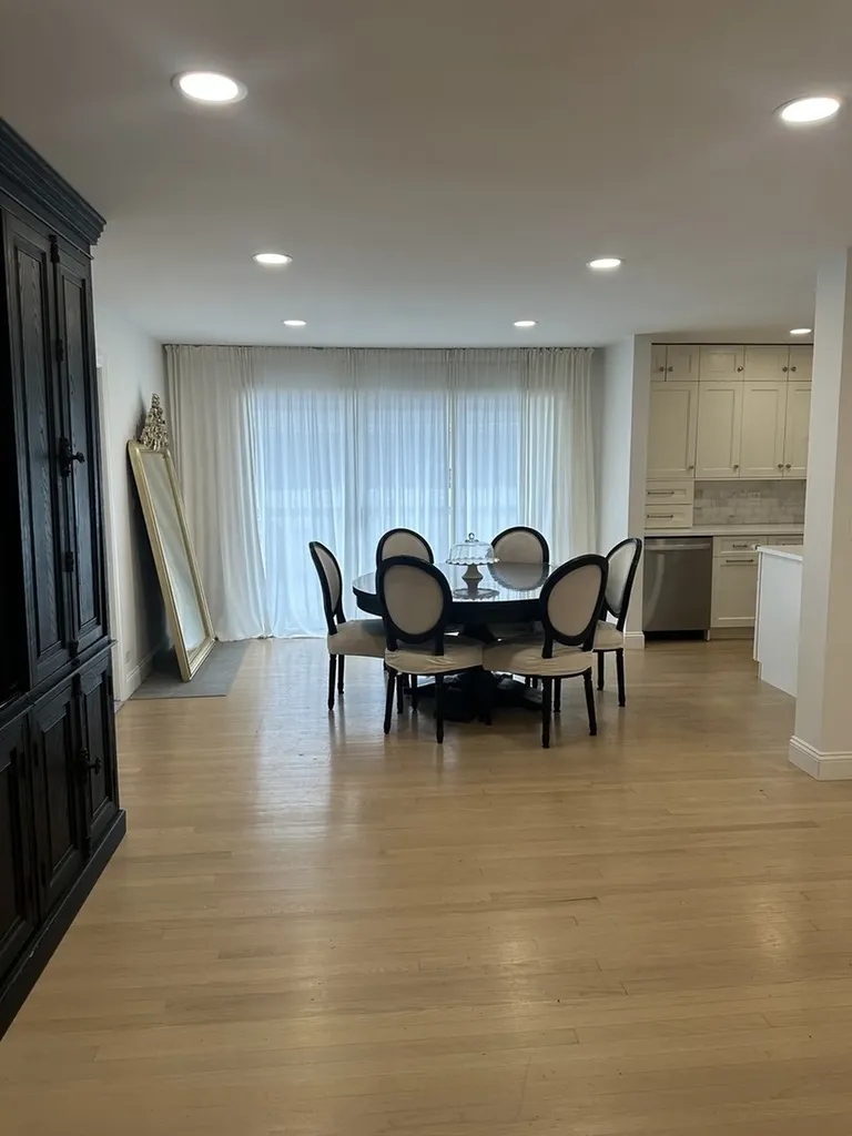 8425 West Sunnyside Avenue Chicago IL 60656