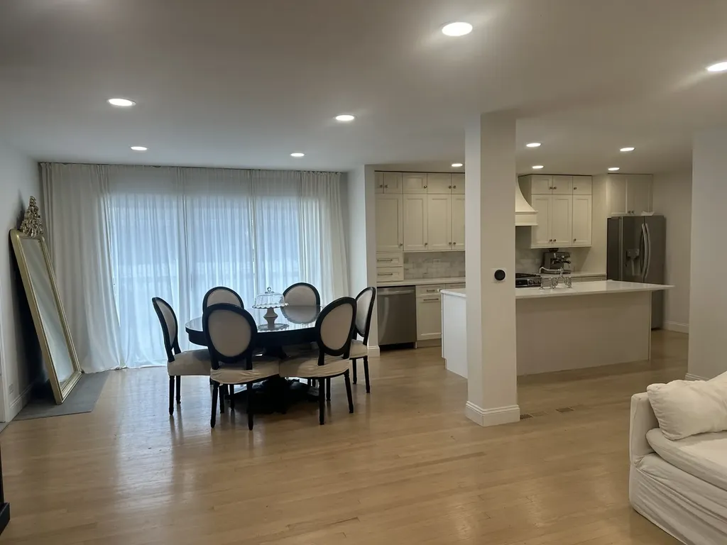 8425 West Sunnyside Avenue Chicago IL 60656