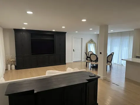 8425 West Sunnyside Avenue Chicago IL 60656