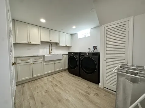 8425 West Sunnyside Avenue Chicago IL 60656