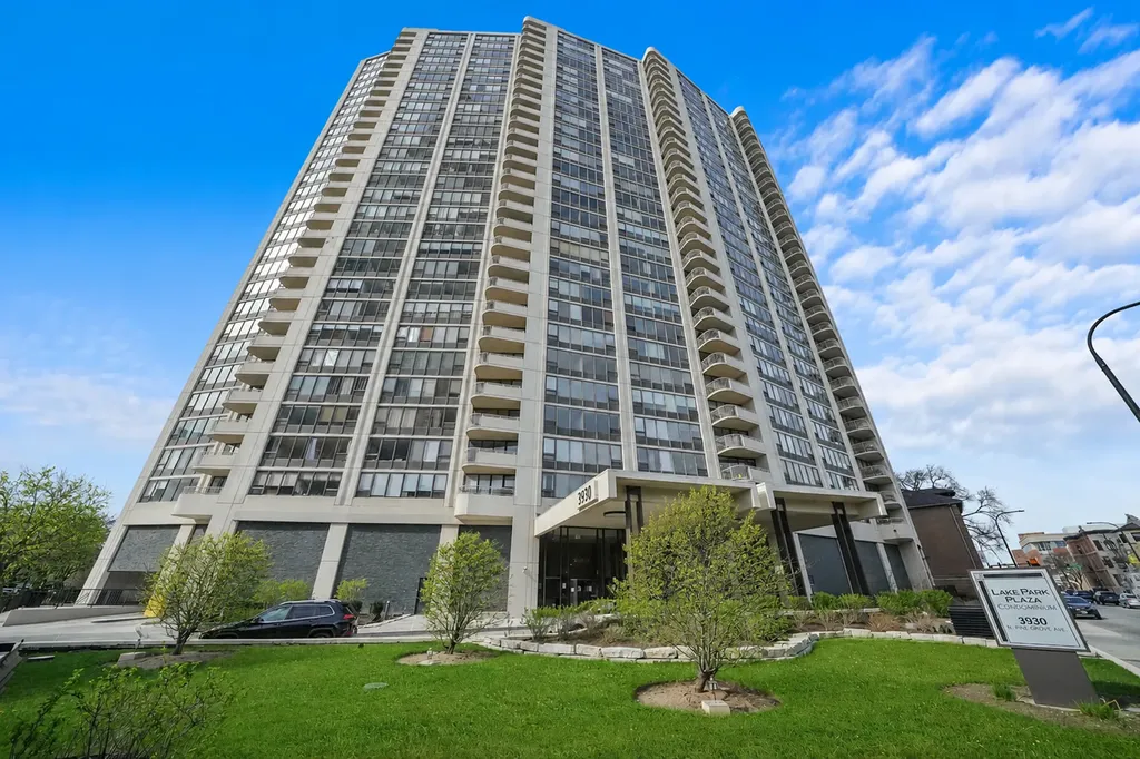 3930 North Pine Grove Avenue Chicago IL 60613