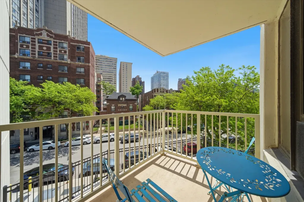 3930 North Pine Grove Avenue Chicago IL 60613
