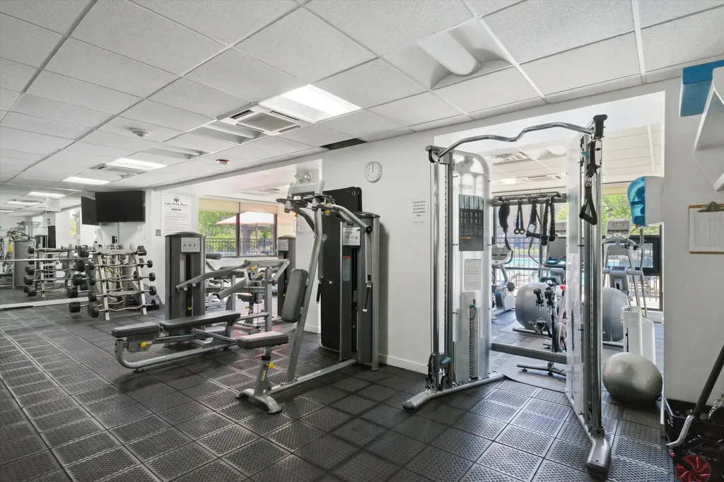 3930 North Pine Grove Avenue Chicago IL 60613