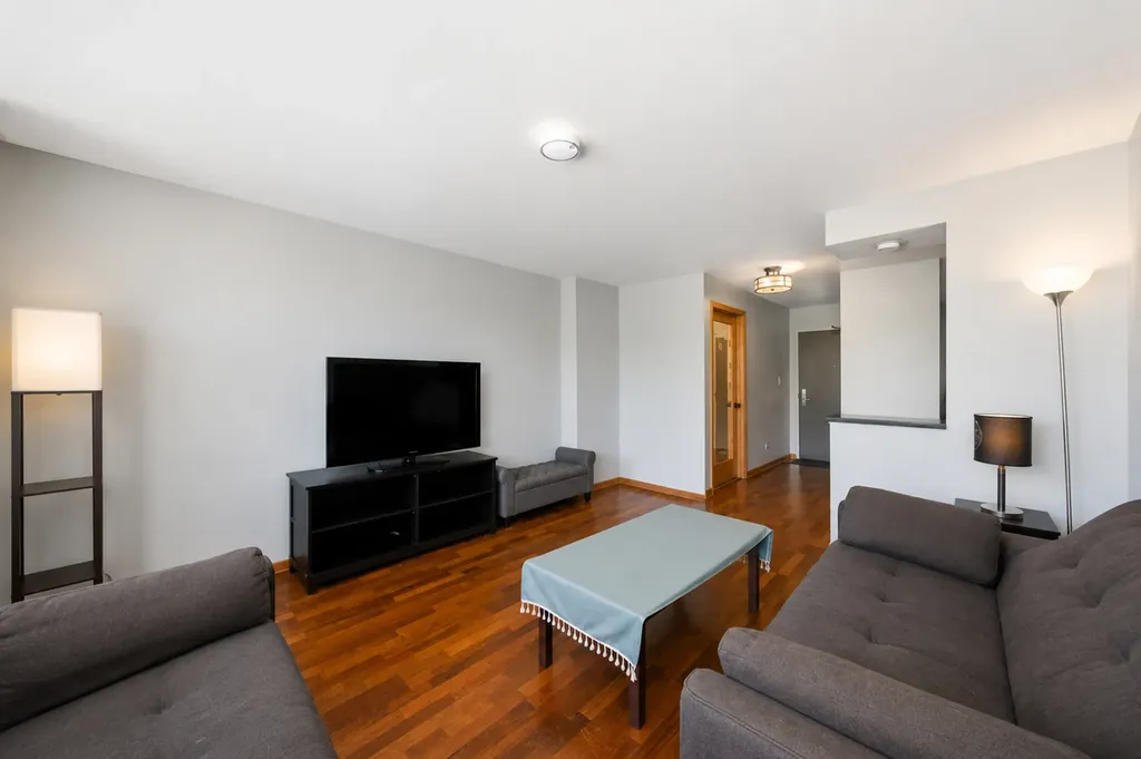 3930 North Pine Grove Avenue Chicago IL 60613