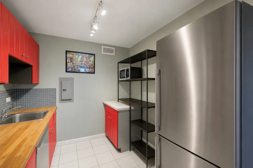 3930 North Pine Grove Avenue Chicago IL 60613