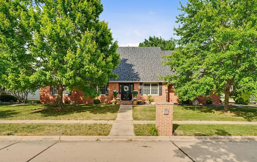 402 North Beringer Circle Urbana IL 61802