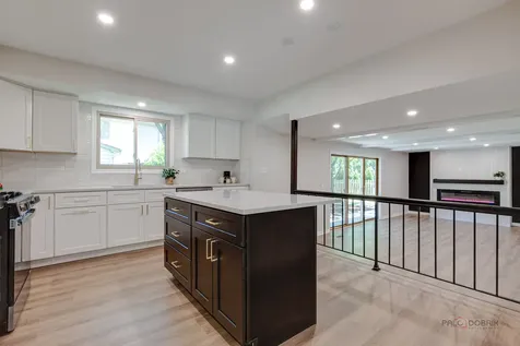 1030 Lilac Court Libertyville IL 60048