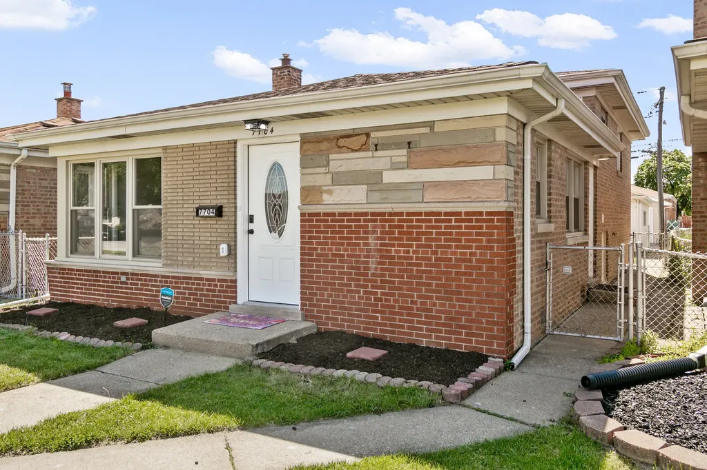 7704 Mcvicker Avenue Burbank IL 60459