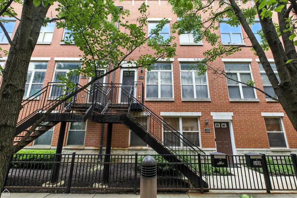 346 East 25th Place Chicago IL 60616