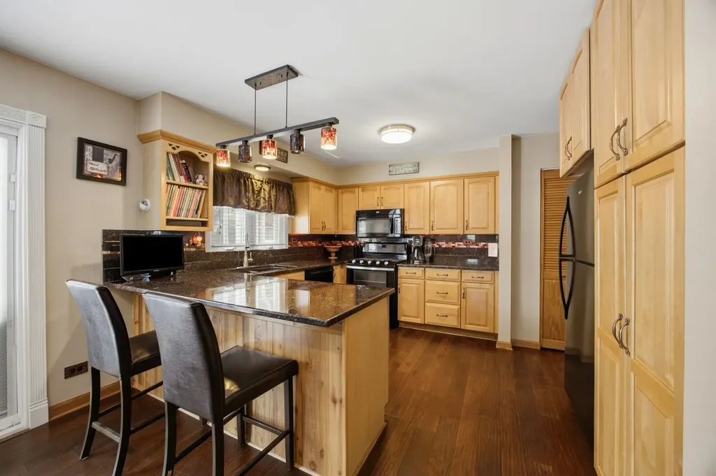 702 Hickory Lane Carol Stream IL 60188