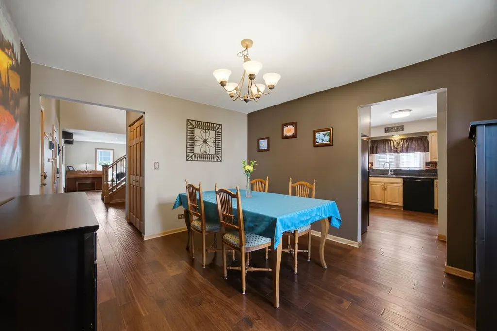 702 Hickory Lane Carol Stream IL 60188