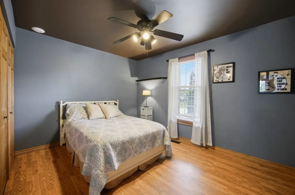 702 Hickory Lane Carol Stream IL 60188