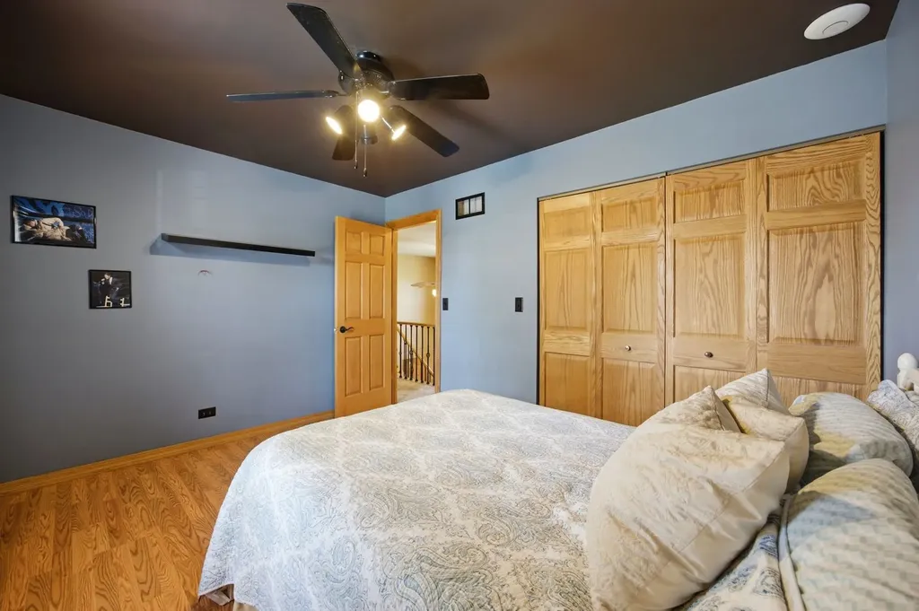 702 Hickory Lane Carol Stream IL 60188