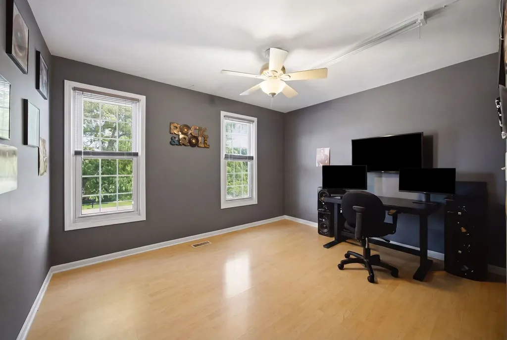 702 Hickory Lane Carol Stream IL 60188