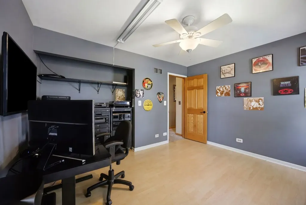 702 Hickory Lane Carol Stream IL 60188
