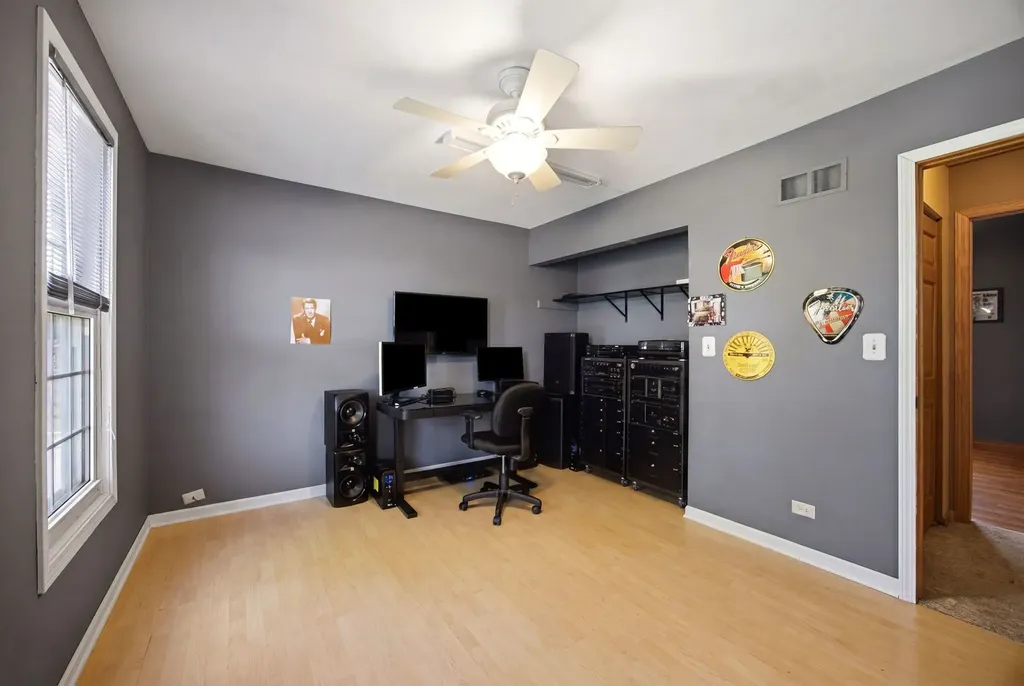 702 Hickory Lane Carol Stream IL 60188