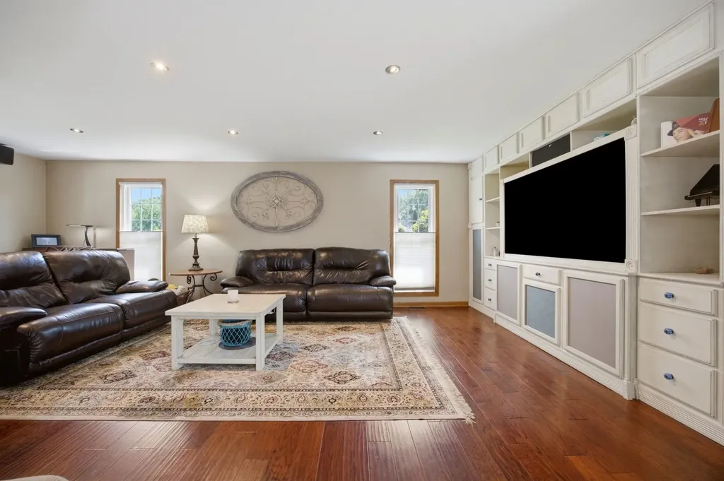702 Hickory Lane Carol Stream IL 60188