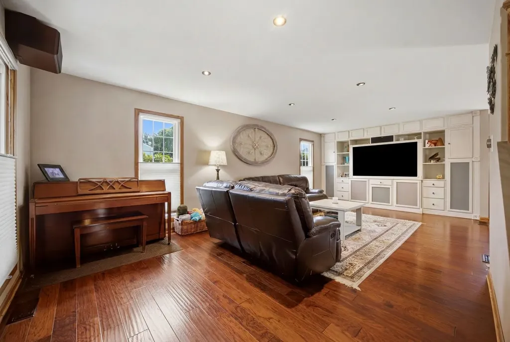 702 Hickory Lane Carol Stream IL 60188