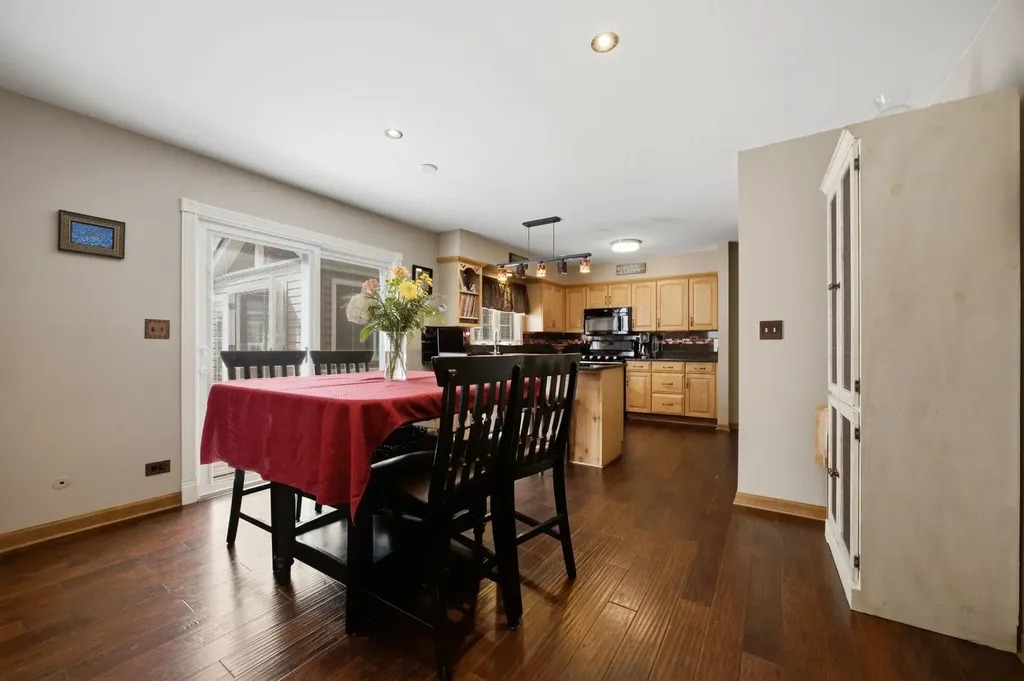 702 Hickory Lane Carol Stream IL 60188