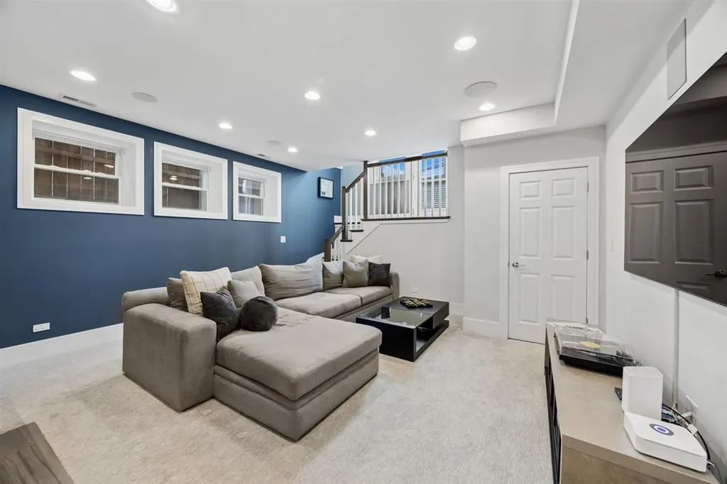 1616 North Hamlin Avenue Chicago IL 60647