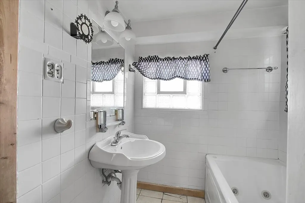 321 West 114th Street Chicago IL 60628