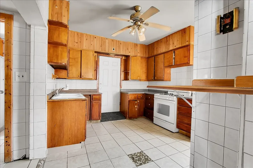 321 West 114th Street Chicago IL 60628