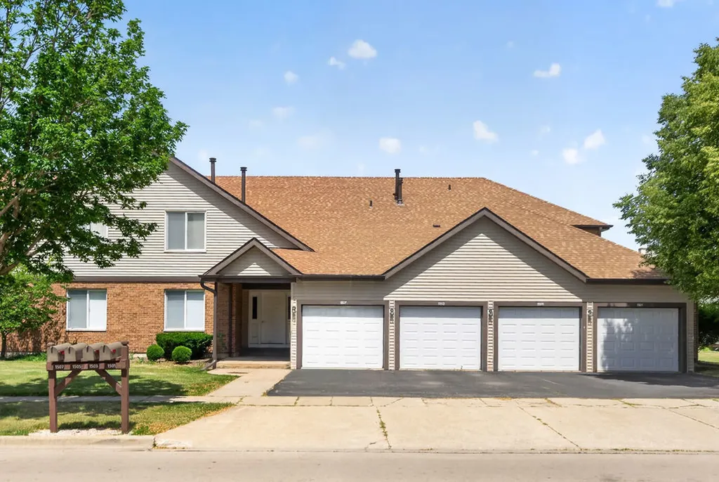 1503 Longwood Drive Sycamore IL 60178