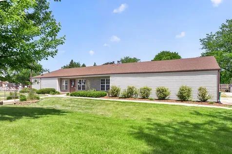 1503 Longwood Drive Sycamore IL 60178