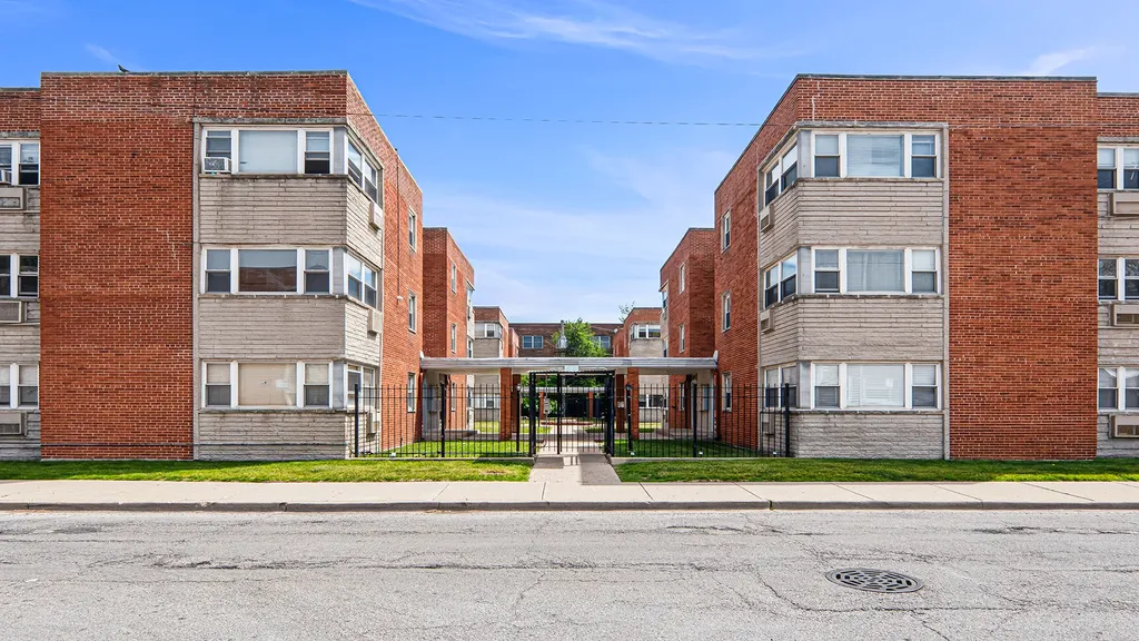 2411 West Balmoral Avenue Chicago IL 60625