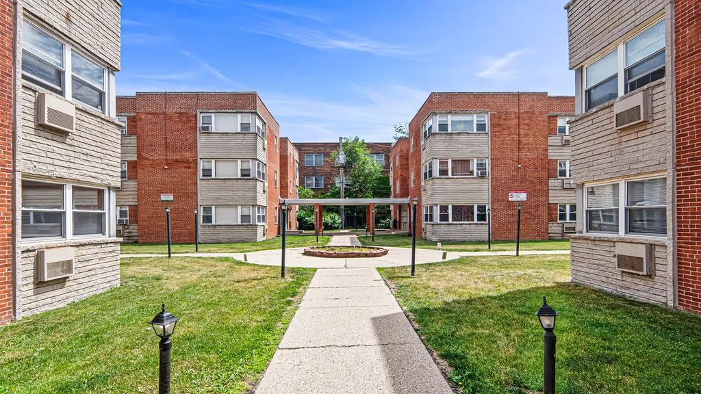 2411 West Balmoral Avenue Chicago IL 60625