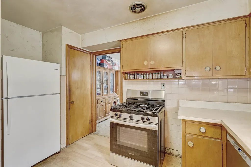 5716 West Gunnison Street Chicago IL 60630