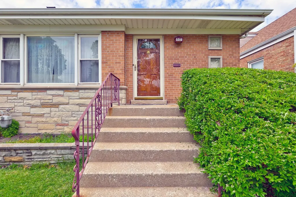 5716 West Gunnison Street Chicago IL 60630