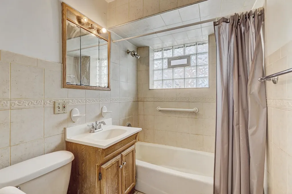 5716 West Gunnison Street Chicago IL 60630