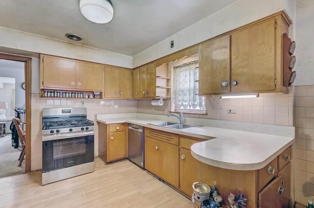 5716 West Gunnison Street Chicago IL 60630