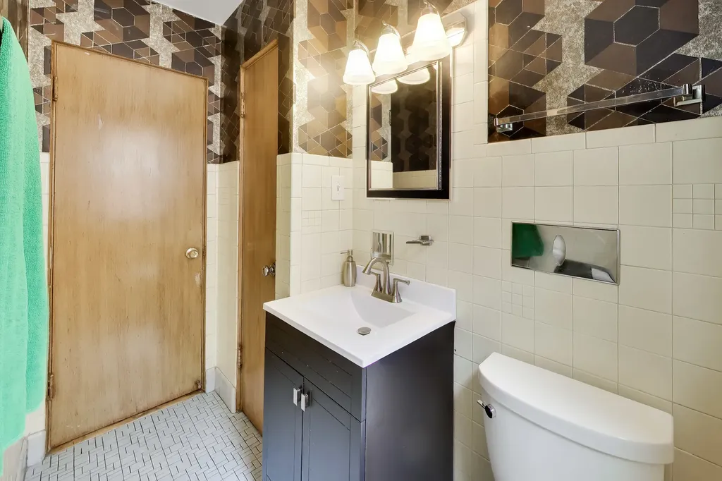 6025 North Sacramento Avenue Chicago IL 60659