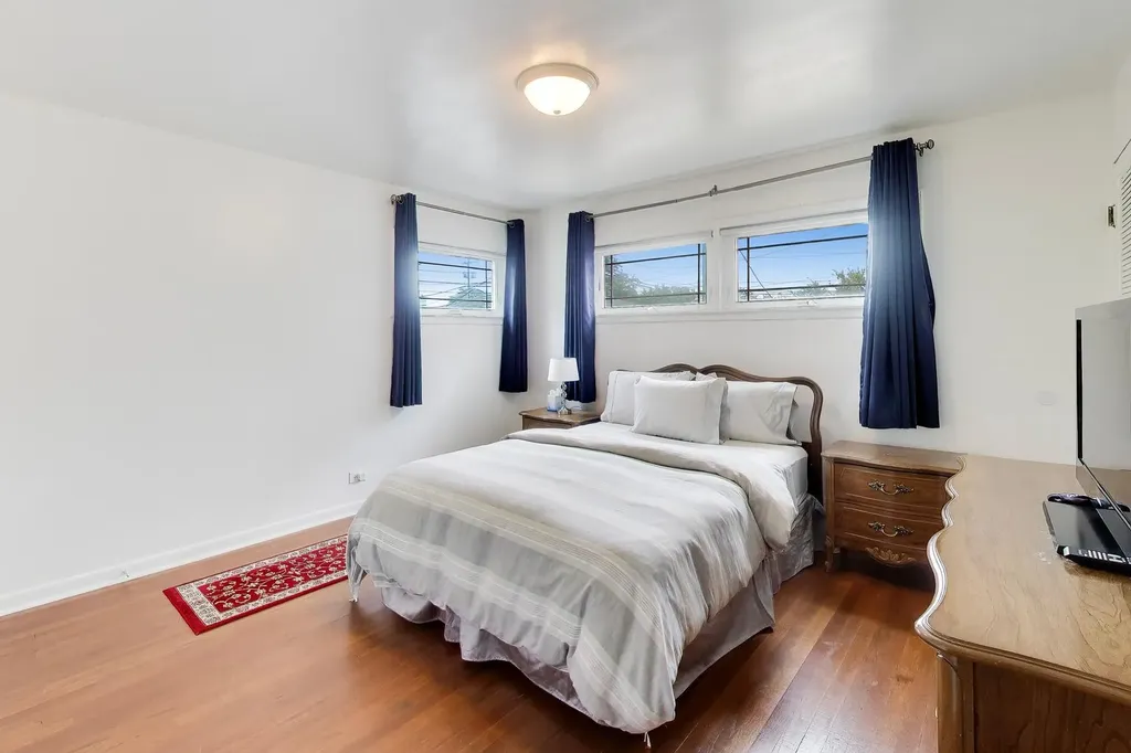6025 North Sacramento Avenue Chicago IL 60659