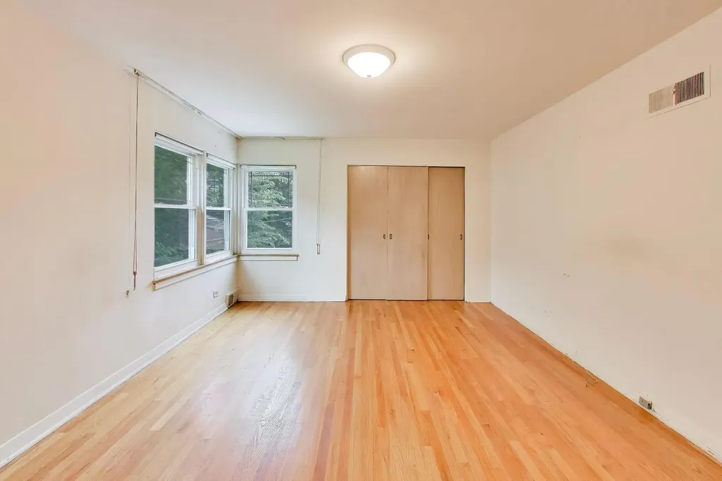 6025 North Sacramento Avenue Chicago IL 60659