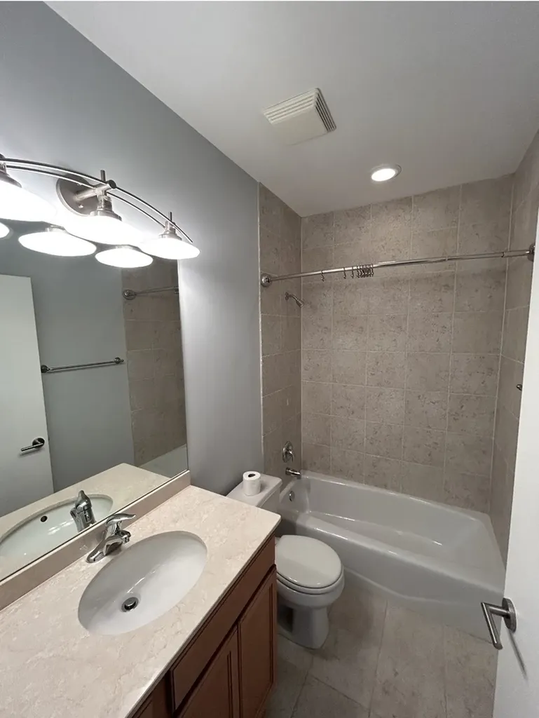 834 West Montrose Avenue Chicago IL 60613
