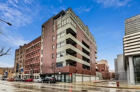 834 West Montrose Avenue Chicago IL 60613