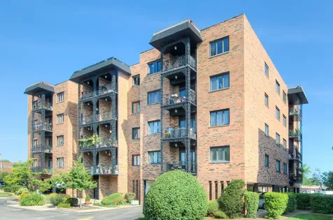 9396 Landings Lane Des Plaines IL 60016