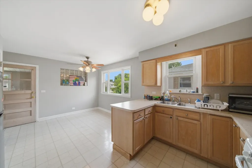 6122 West Leland Avenue Chicago IL 60630