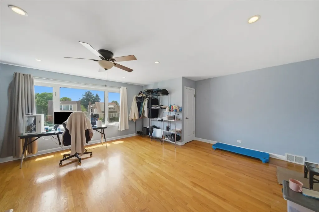 6122 West Leland Avenue Chicago IL 60630