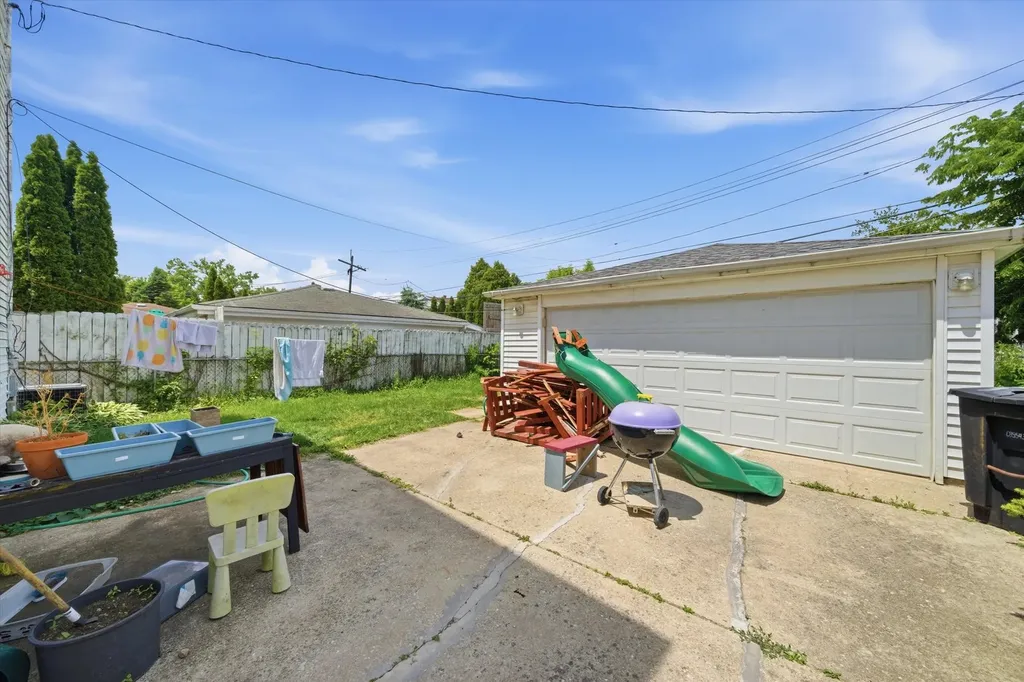 6122 West Leland Avenue Chicago IL 60630