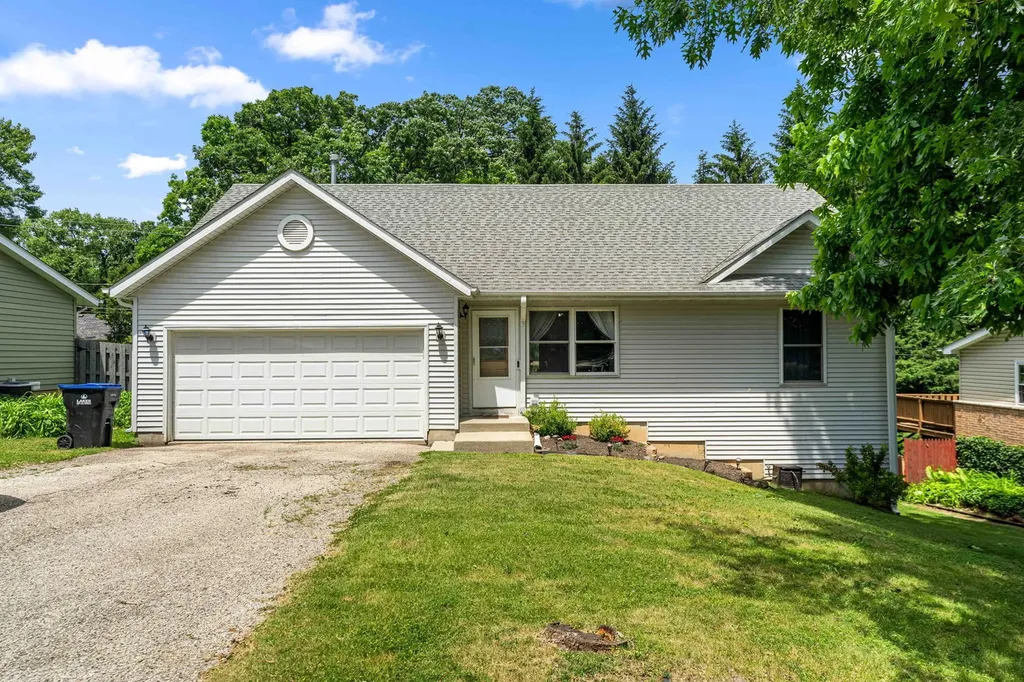 1820 West Oakleaf Drive Mchenry IL 60051