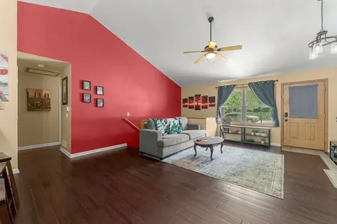 1820 West Oakleaf Drive Mchenry IL 60051