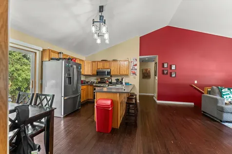 1820 West Oakleaf Drive Mchenry IL 60051