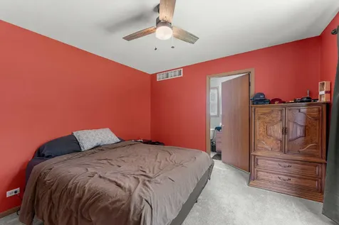 1820 West Oakleaf Drive Mchenry IL 60051