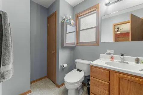 1820 West Oakleaf Drive Mchenry IL 60051