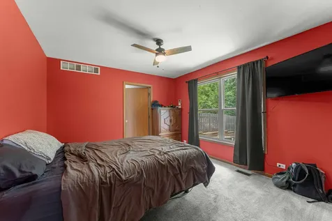 1820 West Oakleaf Drive Mchenry IL 60051